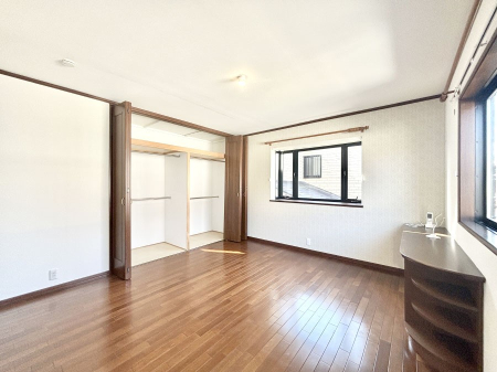 寝室　収納も充実しています！どんなお部屋にするか考えるのが楽しみですね。