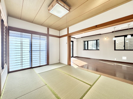 その他内観　リビングと隣り合っている和室。ほっと一息できる和の空間も忘れずに。 