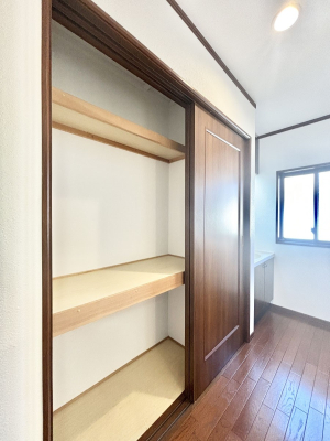 その他内観　廊下収納。掃除道具や季節の小物を収納することができます。