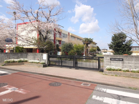 周辺環境　小学校 550m 鴻巣市立鴻巣北小学校
