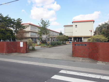 周辺環境　中学校 750m 鴻巣市立鴻巣北中学校