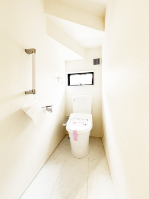 トイレ　トイレは温水洗浄機能付き