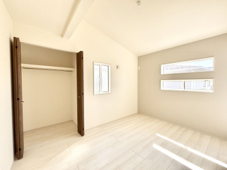 寝室　収納も充実しています！どんなお部屋にするか考えるのが楽しみですね。