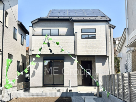 現地外観写真　洗練された外観、上質な住空間が広がる室内は永く安心して過ごせる住居です。 