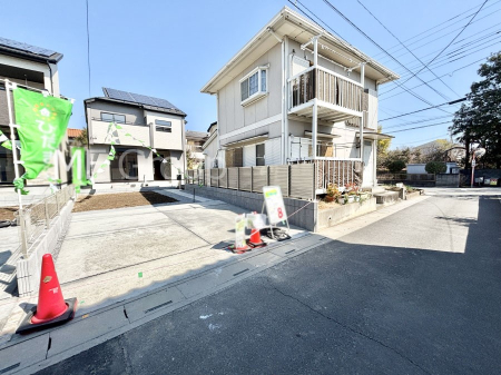 現地外観写真　前面道路はきちんと整備されています  