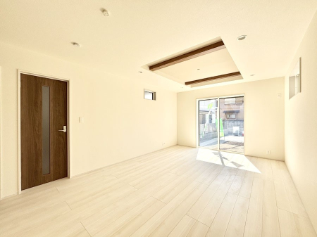 リビング　折上天井は立体的な奥行きがあるので、天井が広く見えて開放的な空間を演出できます。  