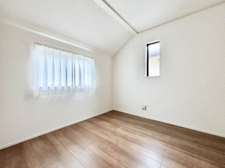 その他内観　開放感のある勾配天井が素敵。どんなお部屋にするか考えるのが楽しみですね。