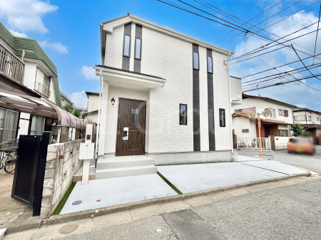 現地外観写真　洗練された外観、上質な住空間が広がる室内は永く安心して過ごせる住居です。 