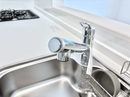 その他内観　いつでも清潔なおいしいお水を。一つの水栓で水道水と浄水を使い分け。