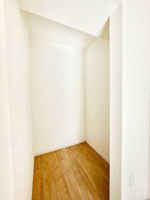 その他　洋室のWIC。奥行きがあるので厚手の衣類もすっきり収まります。