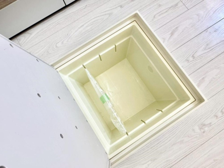 その他内観　床下収納付き！日用品・非常用品の収納にも大活躍。