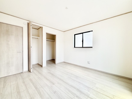 その他内観　クローゼット付きのお部屋でスッキリとした空間。ゆったり寛げますね