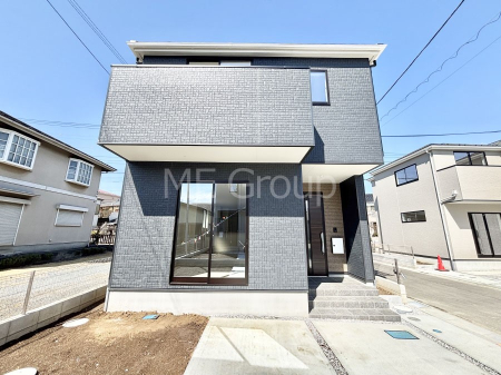 現地外観写真　洗練された外観、上質な住空間が広がる室内は永く安心して過ごせる住居です。 