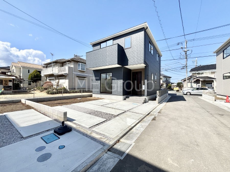 現地外観写真　前面道路はきちんと整備されています  