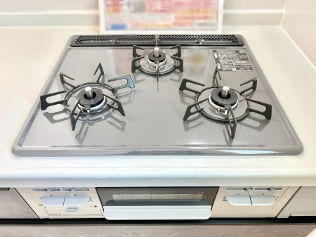 その他内観　ガスコンロはＳｉセンサー搭載。火力調節や焦げ付き・消し忘れも防いでくれます。