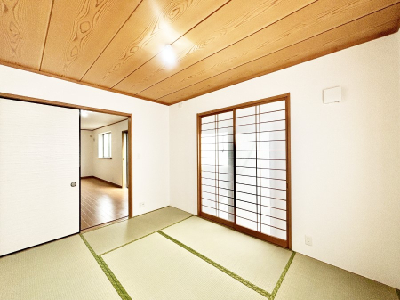 その他内観　リビング隣接の和室は毎日の暮らしに癒しと安らぎをもたらしてくれます  