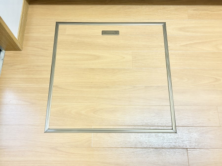 その他内観　床下収納付き！日用品・非常用品の収納にも大活躍。