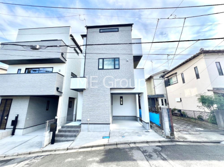 現地外観写真　暮らしやすさと居心地の良さにこだわったシンプルで飽きのこないデザイン ！