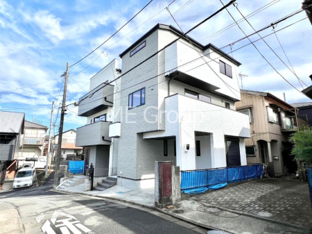 現地外観写真　前面道路はきちんと整備されています  