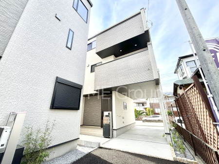 現地外観写真　たっぷりの陽光と心地よい風が舞い込む住まい 