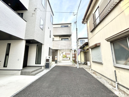 現地外観写真　溢れる陽光でご家族の笑顔も輝く  