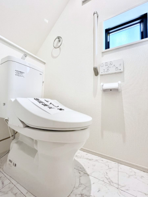 トイレ　明るく清潔感のあるトイレです。 