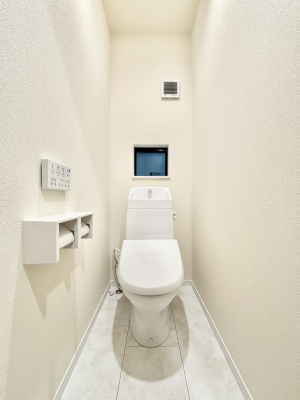 トイレ　トイレは温水洗浄機能付き