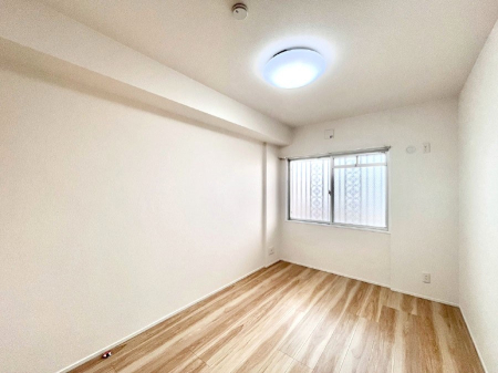 子供部屋　窓からのやさしい光が心地よいプライベートルーム  