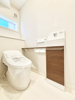 トイレ　トイレは温水洗浄機能付き