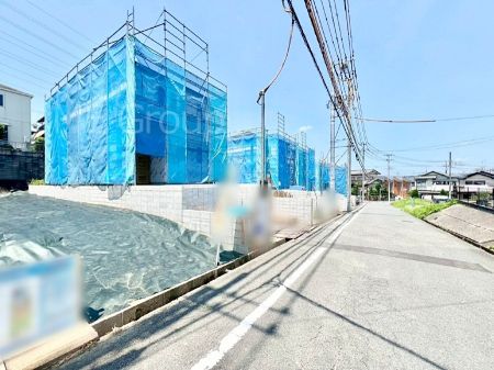 現地外観写真　教育施設、商業施設が徒歩圏内に揃った住環境。安心して新生活をスタートできますね！