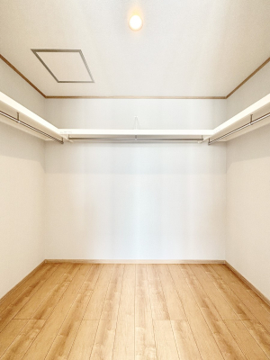 その他　ウォークインクローゼット付きで生活空間を広く利用できます。