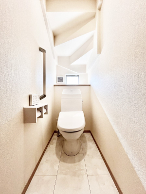 トイレ　トイレは温水洗浄機能付き  